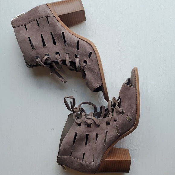 Vince Camuto Gray Taupe Suede Peep Toe Lace Up Tressa Booties 8.5 Wide Like New - Picture 2 of 10